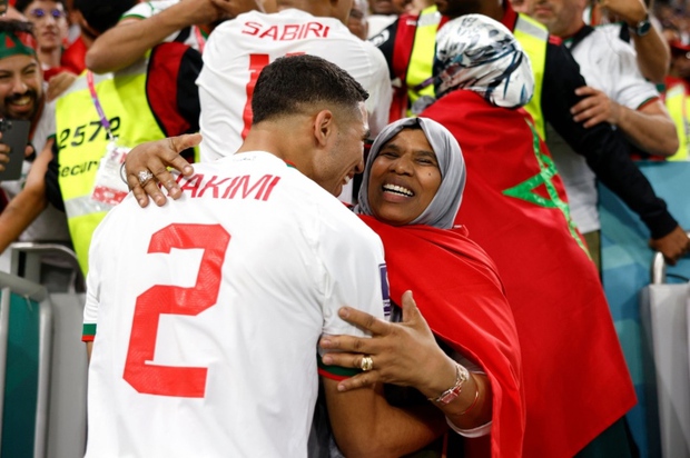 Chuyện xúc động sau bức ảnh ôm mẹ ăn mừng của sao Maroc ở trận thắng Bỉ - Ảnh 1.