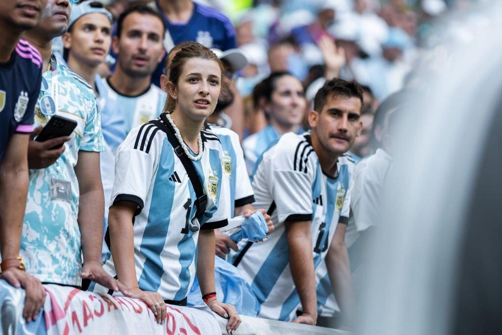 Ngắm dàn CĐV xinh đẹp của Argentina trên khán đài World Cup 2022 - Ảnh 4. Ngắm dàn CĐV xinh đẹp của Argentina trên khán đài World Cup 2022 - Ảnh 4.