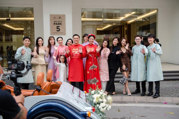  Hoa hậu Ngọc Hân ngồi xe mui trần cổ trong lễ rước dâu - Ảnh 2.