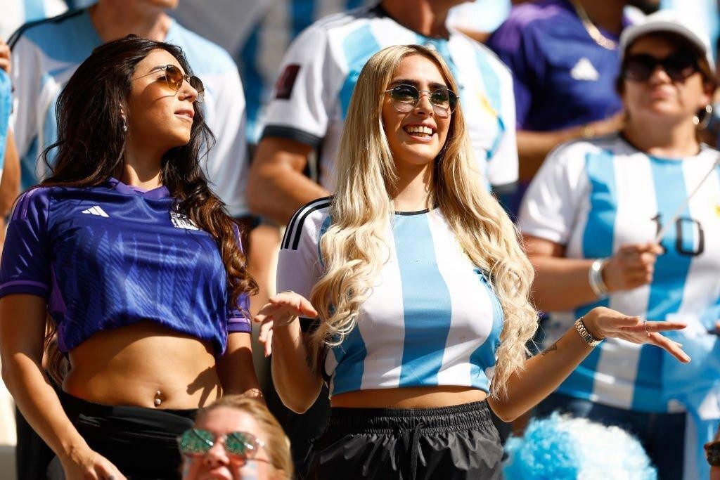 Ngắm dàn CĐV xinh đẹp của Argentina trên khán đài World Cup 2022 - Ảnh 2. Ngắm dàn CĐV xinh đẹp của Argentina trên khán đài World Cup 2022 - Ảnh 2.