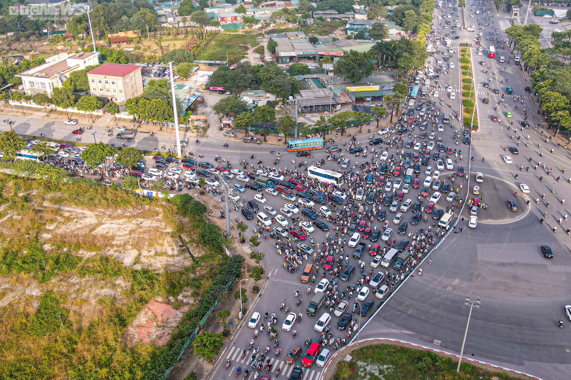 Hà Nội: Giao thông hỗn loạn ngày đầu phân làn nút giao Mễ Trì - Ảnh 1.