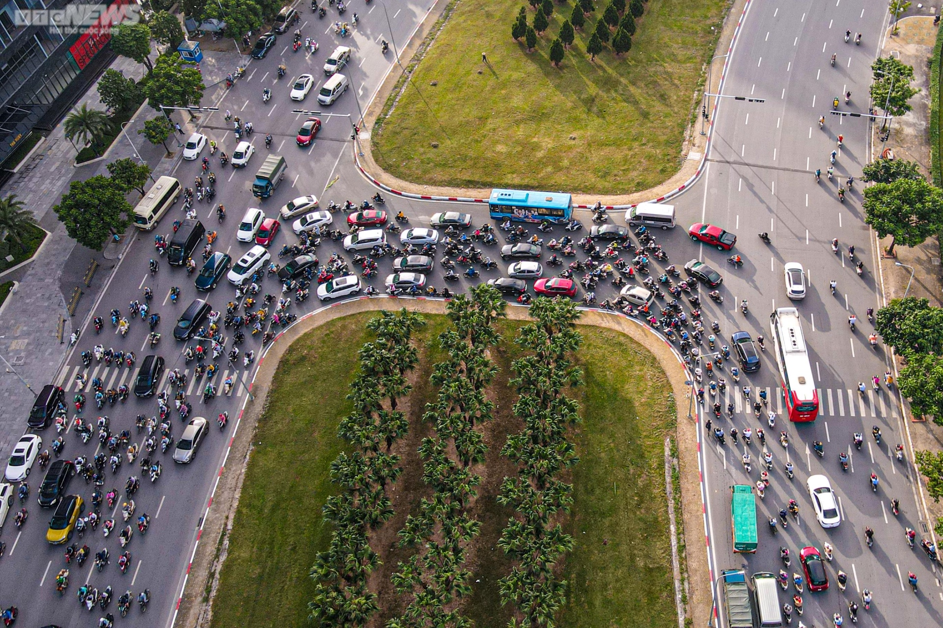 Hà Nội: Giao thông hỗn loạn ngày đầu phân làn nút giao Mễ Trì - Ảnh 13.