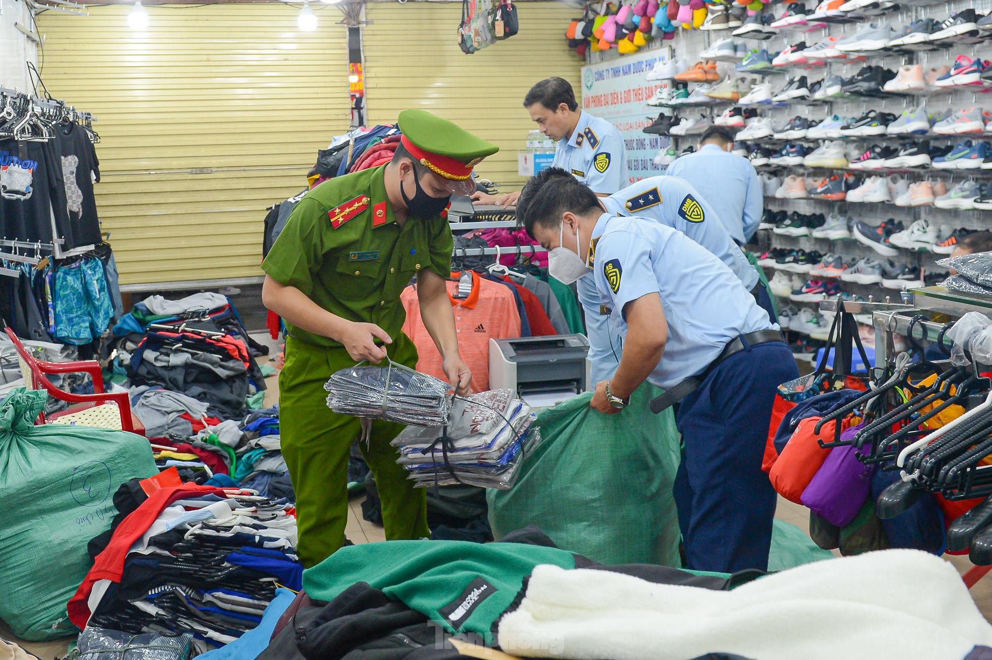 Hàng hiệu 200k, giày Nike vài trăm nghìn đồng tại chợ đêm phố đi bộ Hà Nội - Ảnh 12.