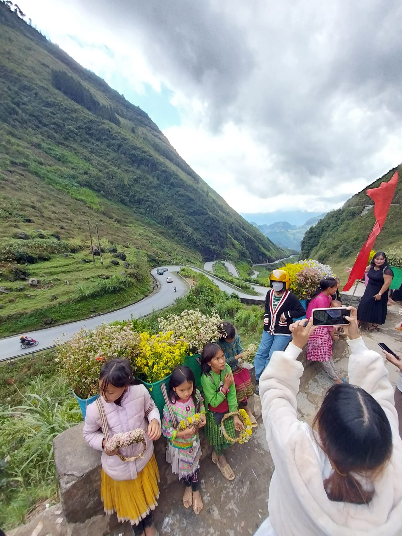 Vì sao Hà Giang lúc này đang chật kín vì lượng khách lớn từ khắp nơi đổ về? - Ảnh 7.