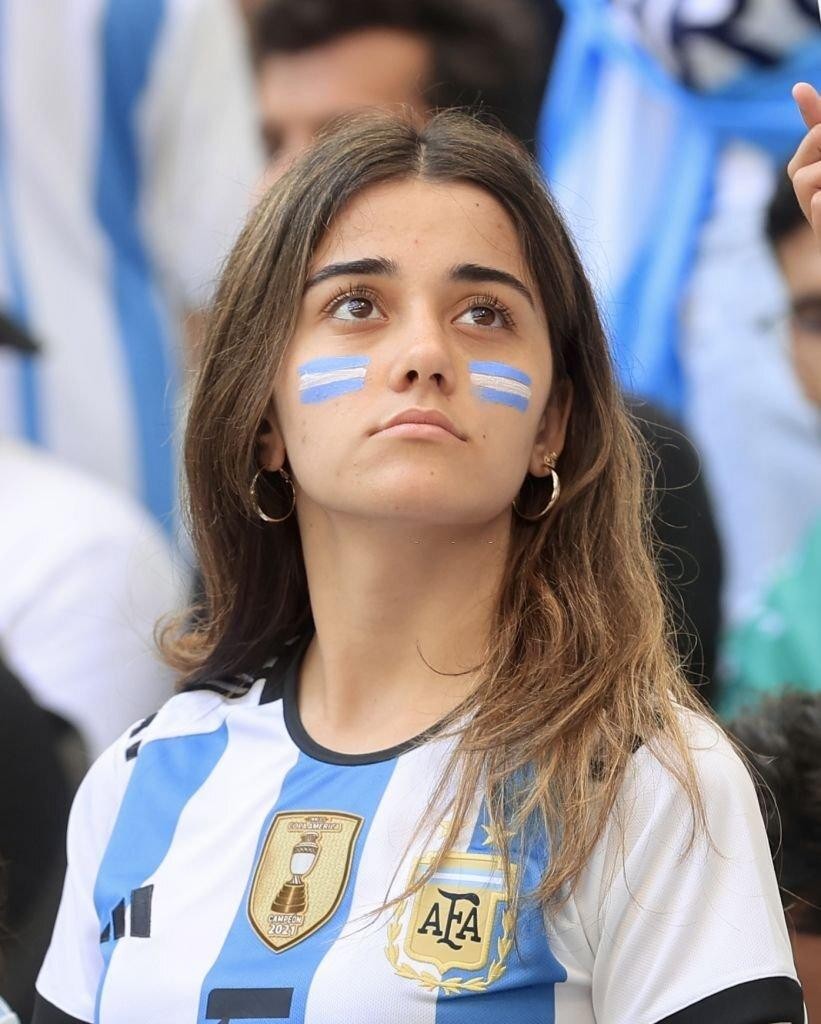 Ngắm dàn CĐV xinh đẹp của Argentina trên khán đài World Cup 2022 - Ảnh 11. Ngắm dàn CĐV xinh đẹp của Argentina trên khán đài World Cup 2022 - Ảnh 11.