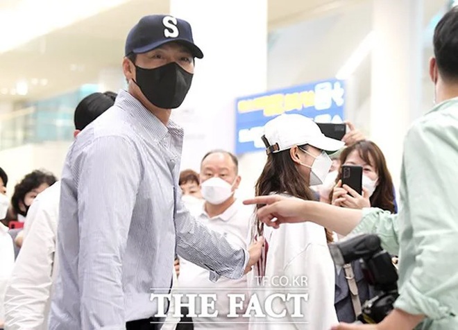 Ông xã quốc dân Hyun Bin: Yêu chiều, bảo vệ Son Ye Jin từ lúc hẹn hò đến lâm bồn, sẵn sàng hi sinh công việc vì vợ con - Ảnh 11. Ông xã quốc dân Hyun Bin: Yêu chiều, bảo vệ Son Ye Jin từ lúc hẹn hò đến lâm bồn, sẵn sàng hi sinh công việc vì vợ con - Ảnh 11.