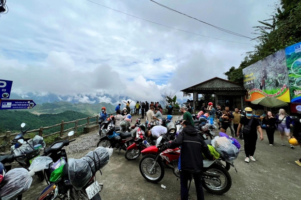 Du khách ùn ùn đổ về, Hà Giang tắc đường, chợ đêm Đồng Văn đông nghẹt thở - Ảnh 7.