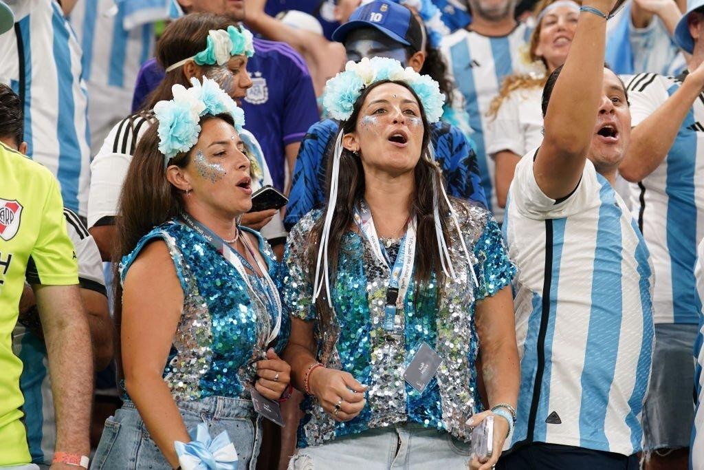 Ngắm dàn CĐV xinh đẹp của Argentina trên khán đài World Cup 2022 - Ảnh 10. Ngắm dàn CĐV xinh đẹp của Argentina trên khán đài World Cup 2022 - Ảnh 10.