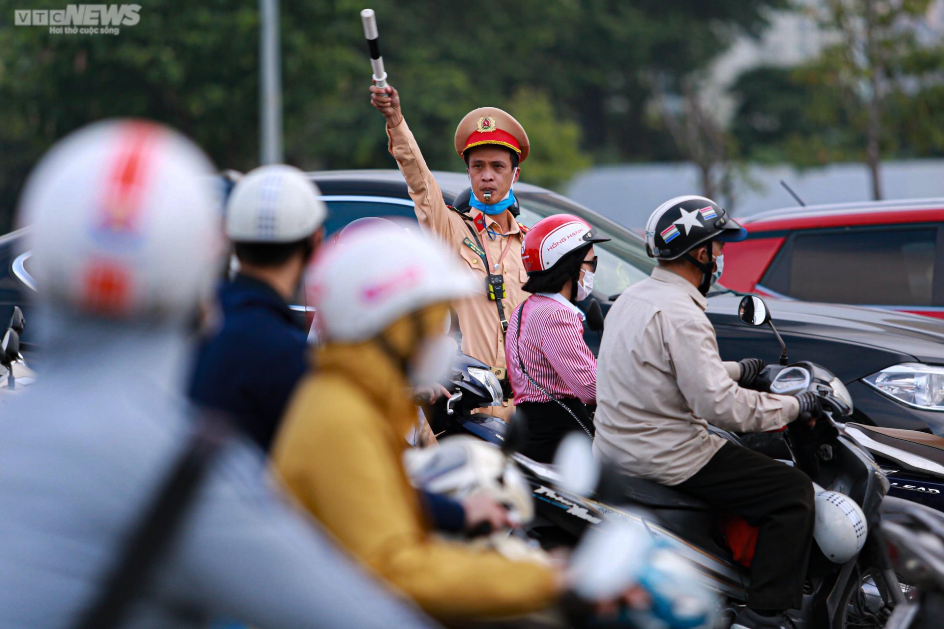 Hà Nội: Giao thông hỗn loạn ngày đầu phân làn nút giao Mễ Trì - Ảnh 11.