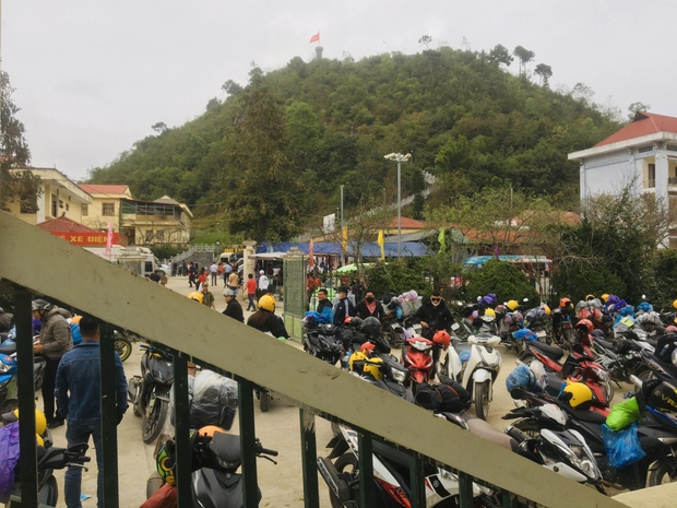 Du khách ùn ùn đổ về, Hà Giang tắc đường, chợ đêm Đồng Văn đông nghẹt thở - Ảnh 5.