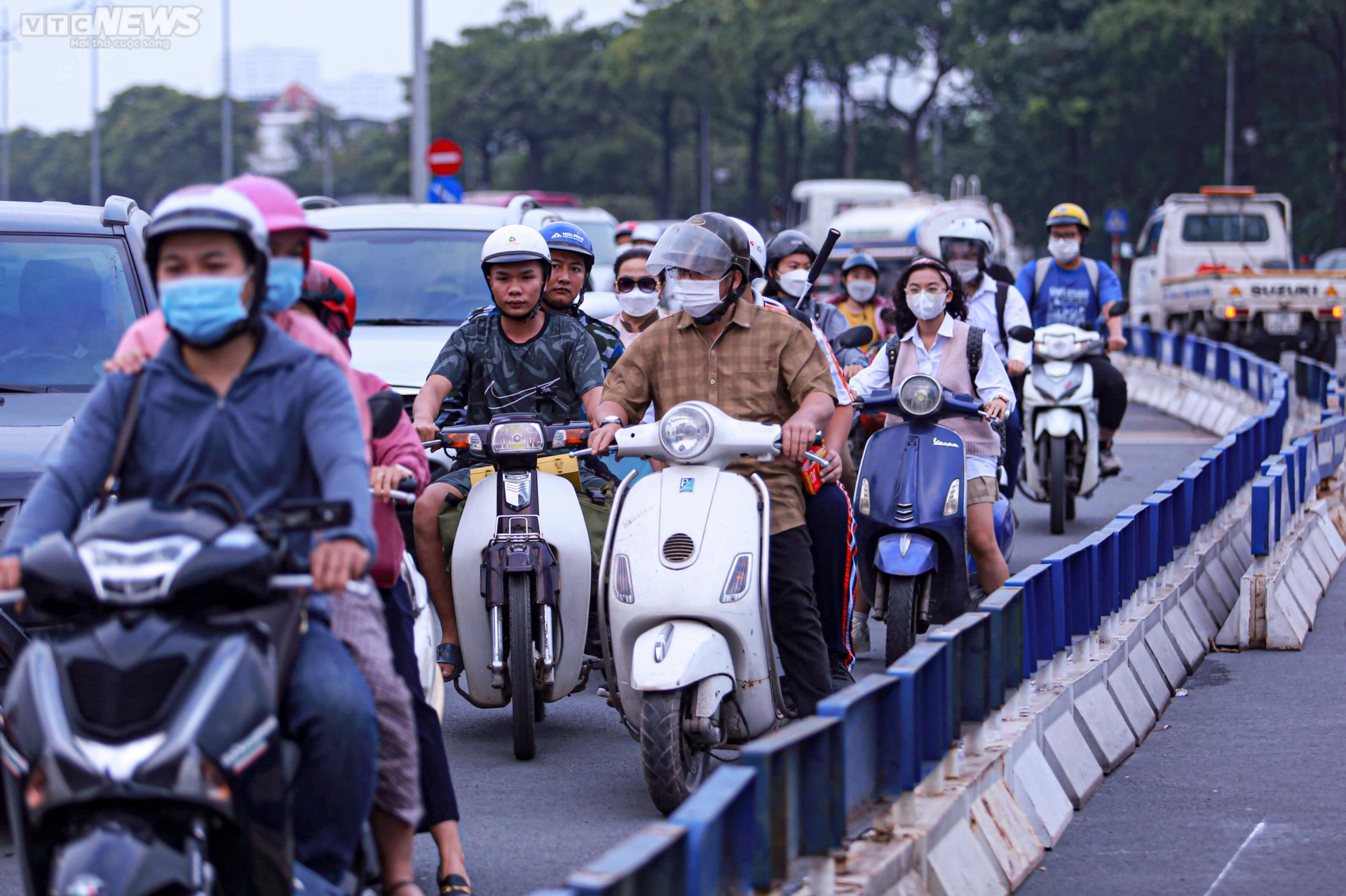 Hà Nội: Giao thông hỗn loạn ngày đầu phân làn nút giao Mễ Trì - Ảnh 9.