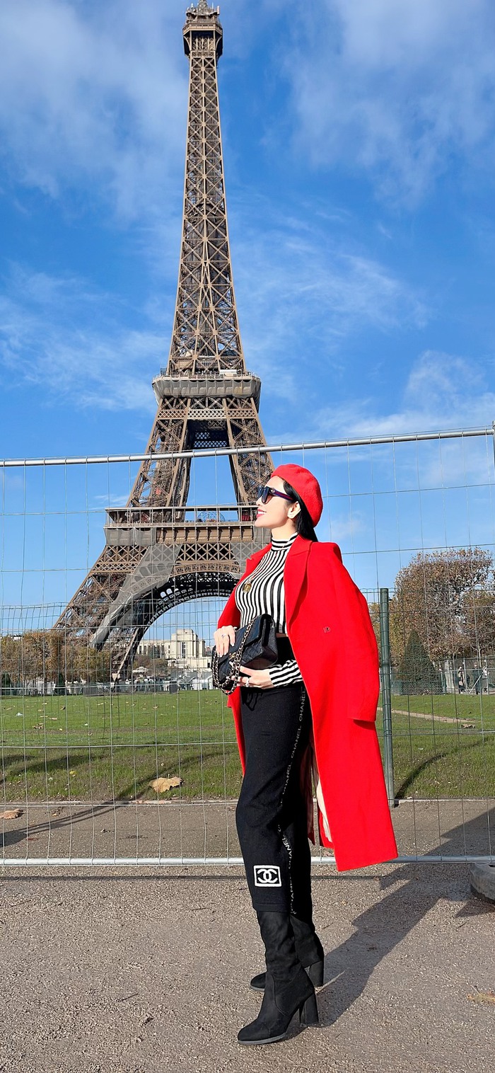 MC Kim Huyền Sâm duyên dáng bên dòng sông Seine - Ảnh 1.