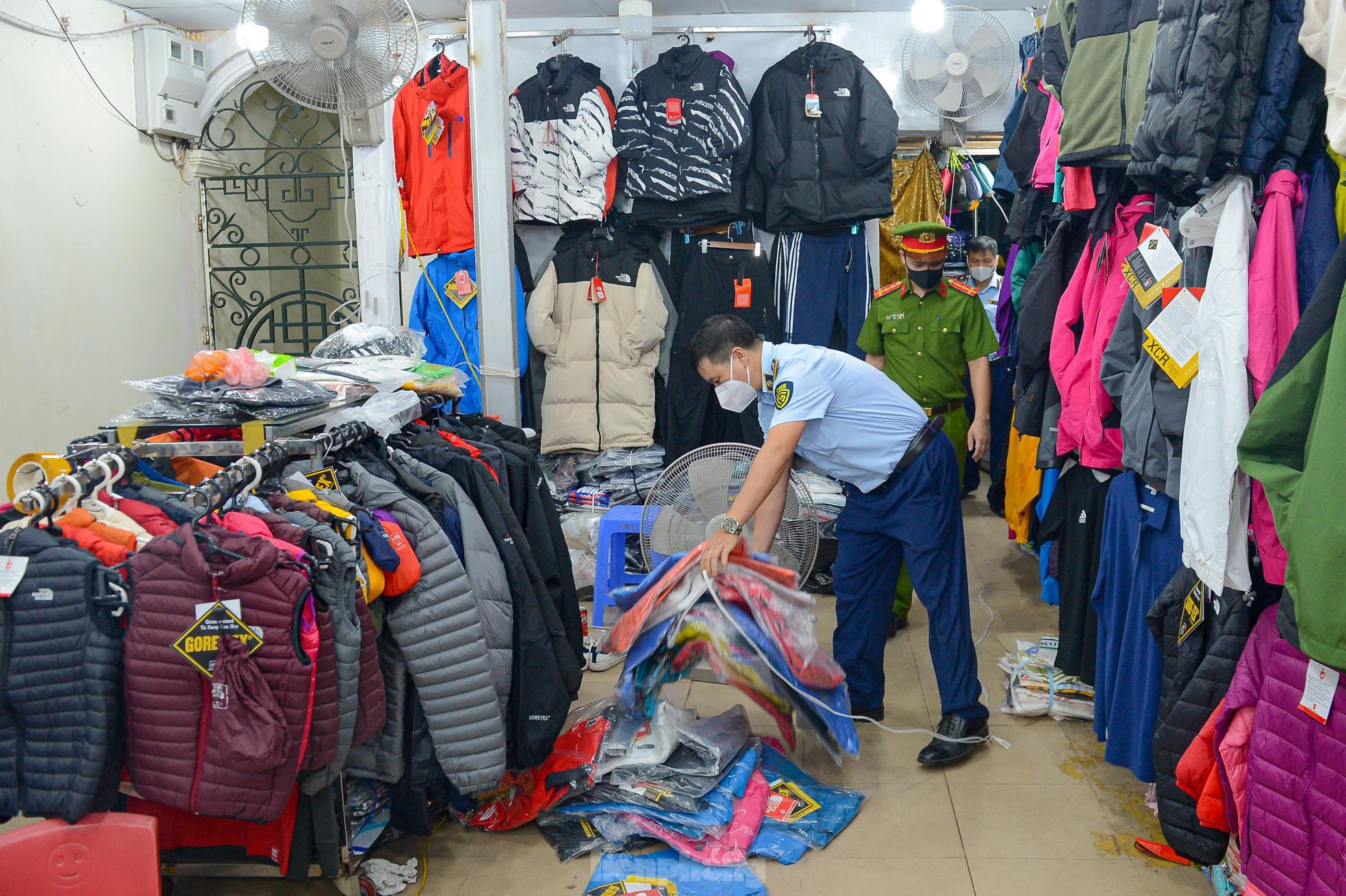 Hàng hiệu 200k, giày Nike vài trăm nghìn đồng tại chợ đêm phố đi bộ Hà Nội - Ảnh 6.