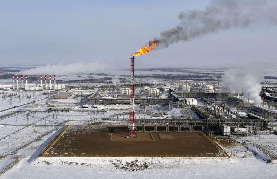 Giá dầu mỏ Nga giảm xuống dưới mức trần đề xuất tại EU - Ảnh 1.