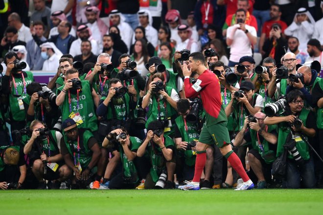 Bức ảnh Messi quỳ gối trước C.Ronaldo gây phẫn nộ | Báo Dân trí