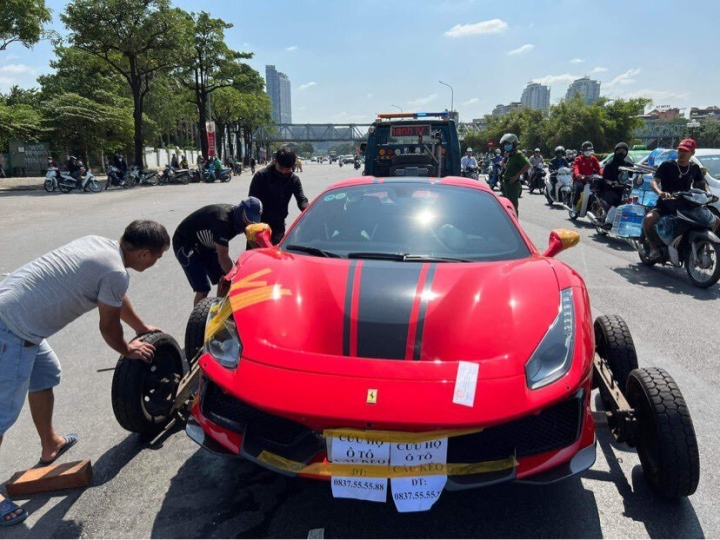 Tài xế siêu xe Ferrari 488 gây tai nạn chết người ra đầu thú - Ảnh 1.