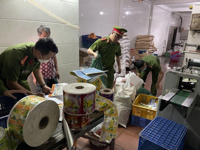 Khởi tố vụ sản xuất và buôn bán kem Tràng Tiền giả - Ảnh 1. Khởi tố vụ sản xuất và buôn bán kem Tràng Tiền giả - Ảnh 1.