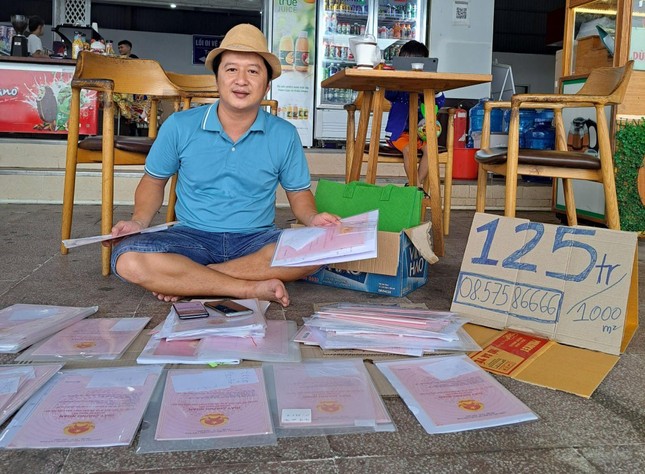 Độc chiêu: Giám đốc bán dạo hơn 100 sổ đỏ, bao vé máy bay từ Hà Nội đi Đồng Nai xem đất - Ảnh 1.