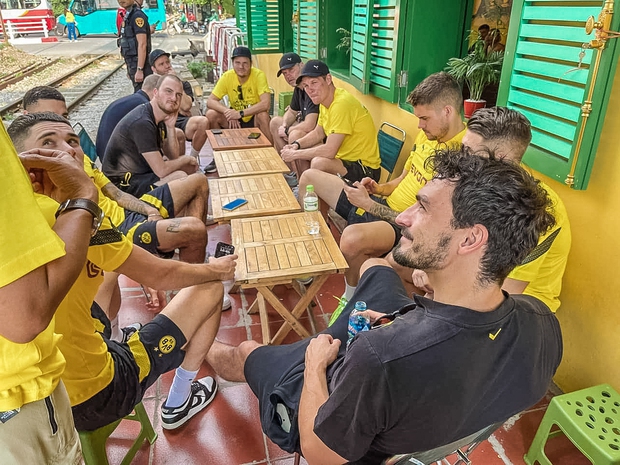 Cầu thủ Borussia Dortmund thích thú với xích lô, cà phê vỉa hè tại Hà Nội - Ảnh 17.