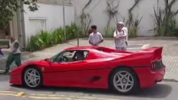 Siêu xe Ferrari đắt giá chết máy giữa đường, nhiều người xúm tay vào đẩy hộ - Ảnh 1.