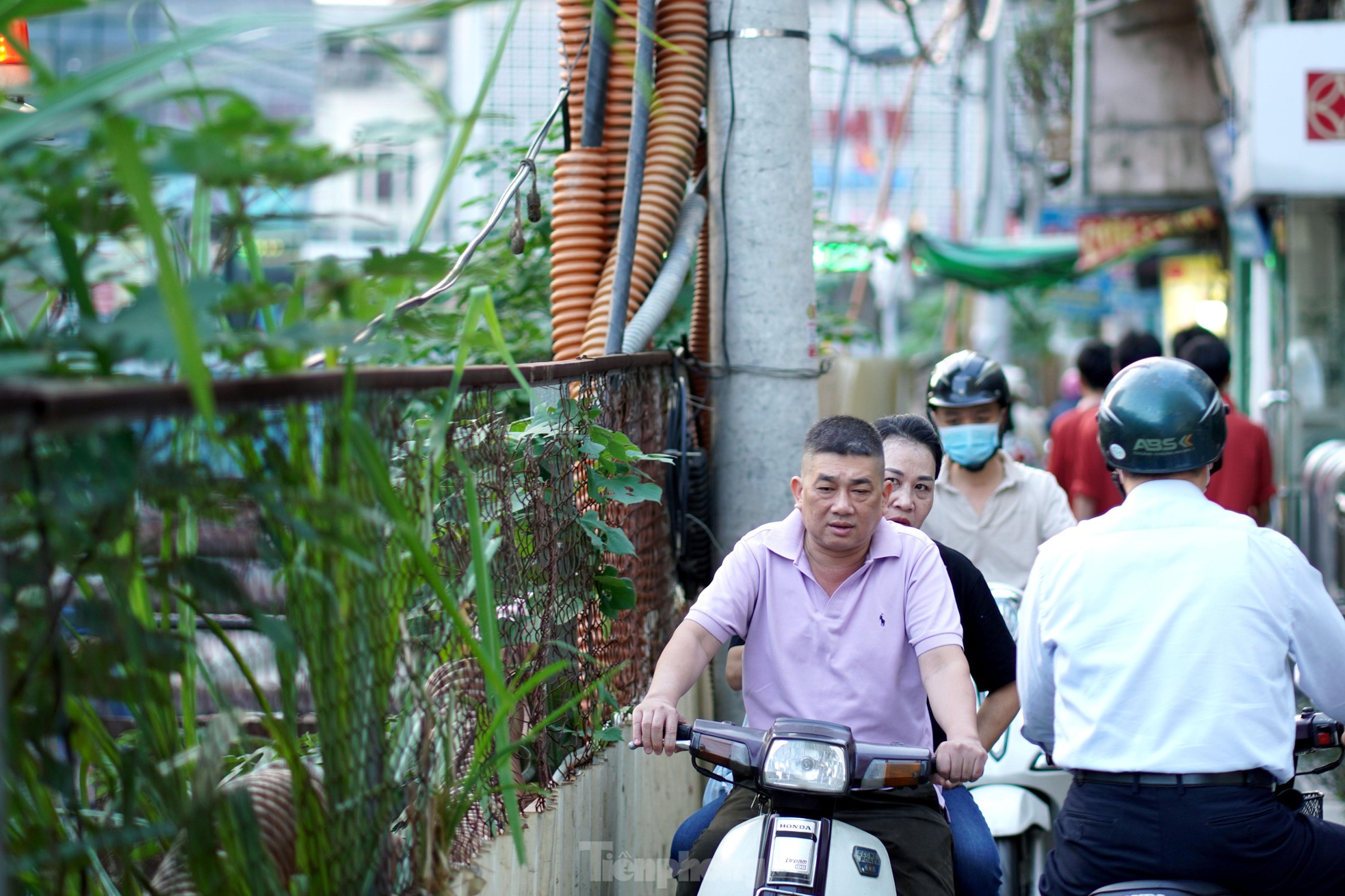 Người dân khổ sở đi lại qua ma trận ga ngầm S12 đường sắt Nhổn - Ga Hà Nội - Ảnh 3.