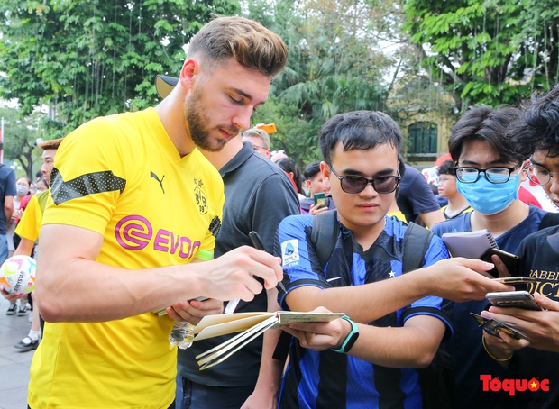 Cầu thủ Borussia Dortmund thích thú với xích lô, cà phê vỉa hè tại Hà Nội - Ảnh 10.