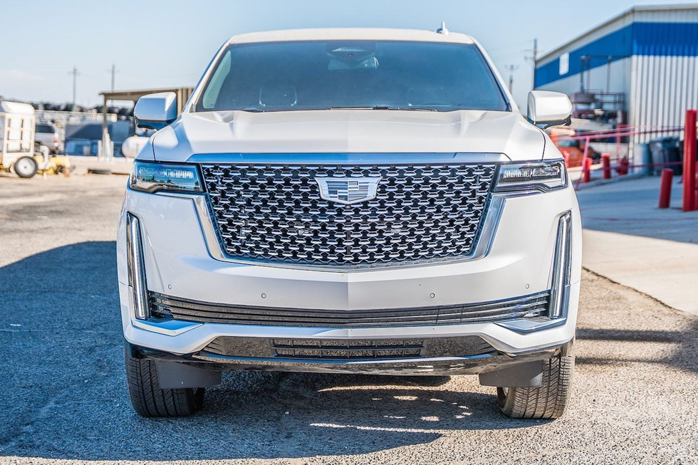 Cadillac Escalade độ limousine dài hơn 10 mét: Bên trong như phòng karaoke - Ảnh 3. Cadillac Escalade độ limousine dài hơn 10 mét: Bên trong như phòng karaoke - Ảnh 3.