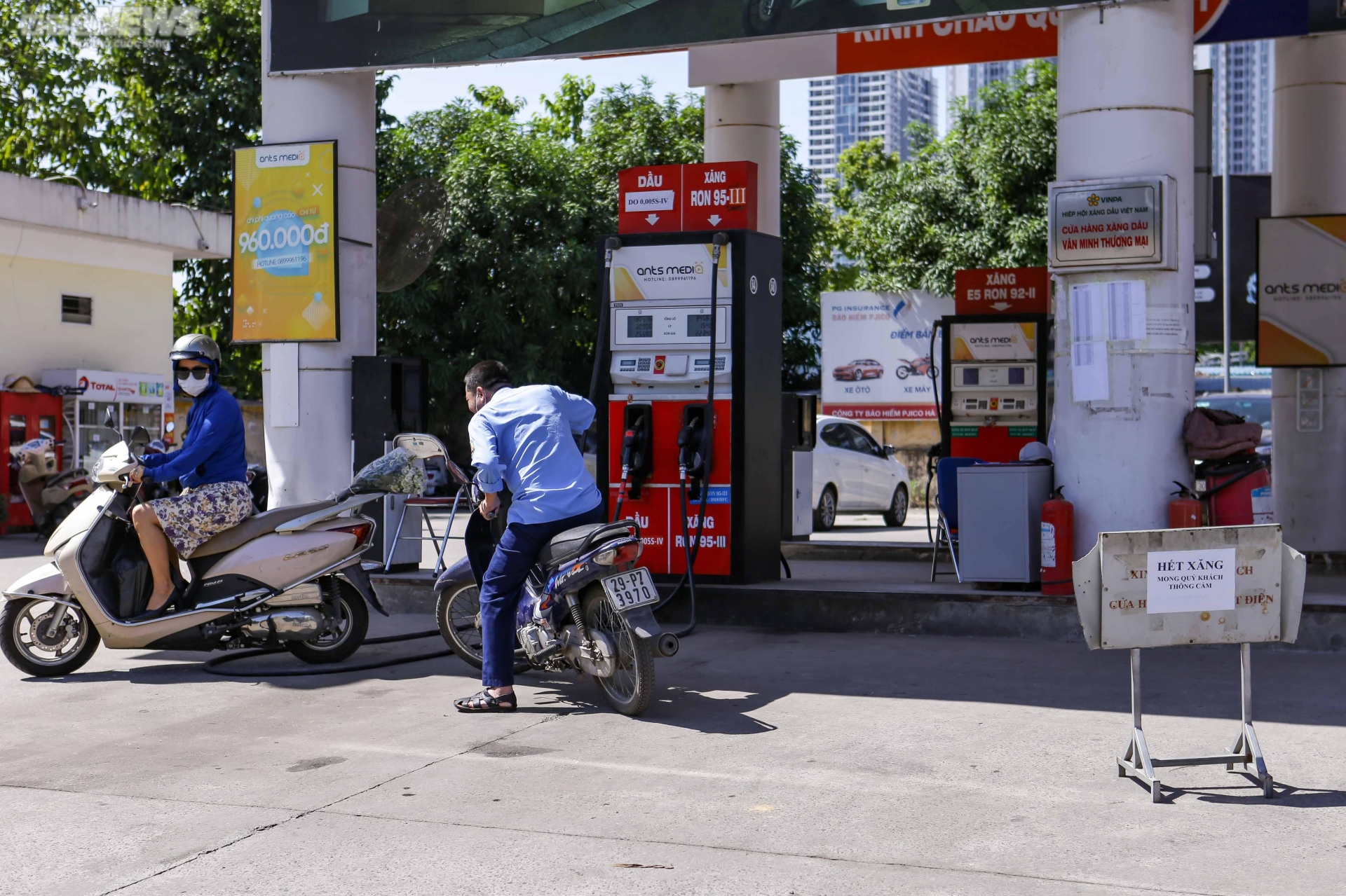 Người Hà Nội khốn khổ tìm mua xăng - Ảnh 3.