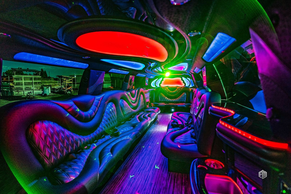 Cadillac Escalade độ limousine dài hơn 10 mét: Bên trong như phòng karaoke - Ảnh 10. Cadillac Escalade độ limousine dài hơn 10 mét: Bên trong như phòng karaoke - Ảnh 10.