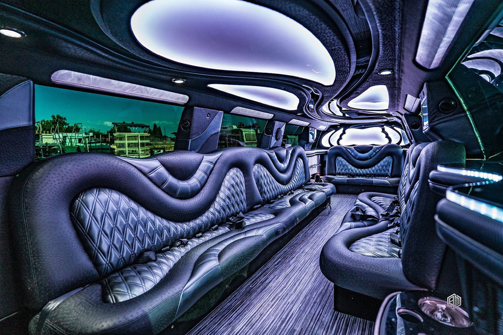 Cadillac Escalade độ limousine dài hơn 10 mét: Bên trong như phòng karaoke - Ảnh 9. Cadillac Escalade độ limousine dài hơn 10 mét: Bên trong như phòng karaoke - Ảnh 9.