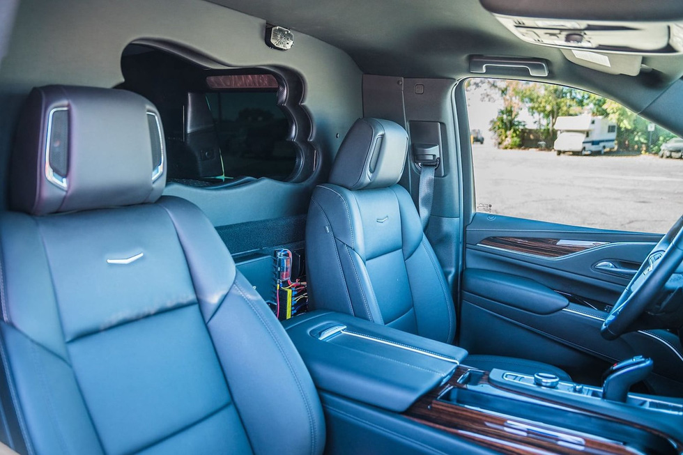 Cadillac Escalade độ limousine dài hơn 10 mét: Bên trong như phòng karaoke - Ảnh 8. Cadillac Escalade độ limousine dài hơn 10 mét: Bên trong như phòng karaoke - Ảnh 8.
