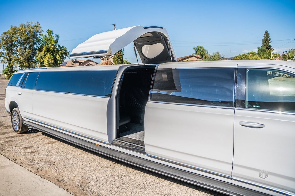 Cadillac Escalade độ limousine dài hơn 10 mét: Bên trong như phòng karaoke - Ảnh 6. Cadillac Escalade độ limousine dài hơn 10 mét: Bên trong như phòng karaoke - Ảnh 6.