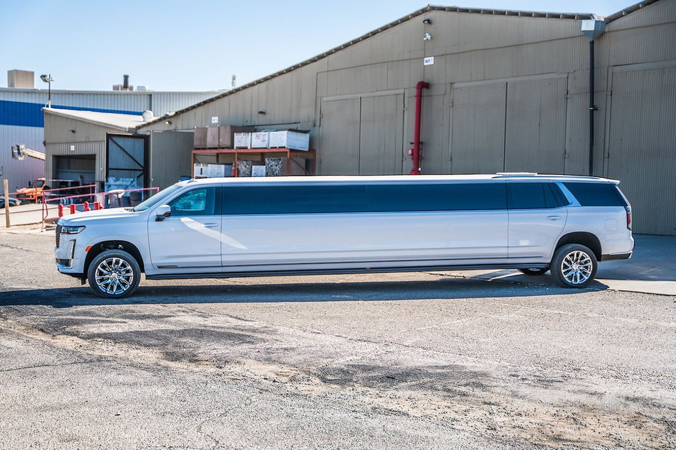 Cadillac Escalade độ limousine dài hơn 10 mét: Bên trong như phòng karaoke - Ảnh 5. Cadillac Escalade độ limousine dài hơn 10 mét: Bên trong như phòng karaoke - Ảnh 5.