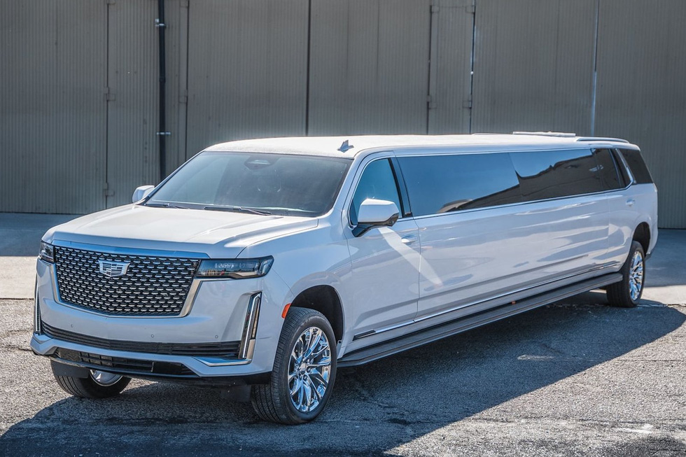 Cadillac Escalade độ limousine dài hơn 10 mét: Bên trong như phòng karaoke - Ảnh 4. Cadillac Escalade độ limousine dài hơn 10 mét: Bên trong như phòng karaoke - Ảnh 4.