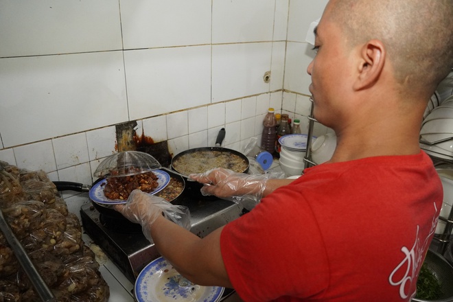 Ngan cháy tỏi hàng Lược, nơi món ăn nổi tiếng ra đời bởi bà mẹ nội trợ - Ảnh 2. Ngan cháy tỏi hàng Lược, nơi món ăn nổi tiếng ra đời bởi bà mẹ nội trợ - Ảnh 2.