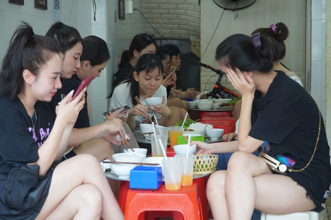 Ngan cháy tỏi hàng Lược, nơi món ăn nổi tiếng ra đời bởi bà mẹ nội trợ - Ảnh 9. Ngan cháy tỏi hàng Lược, nơi món ăn nổi tiếng ra đời bởi bà mẹ nội trợ - Ảnh 9.