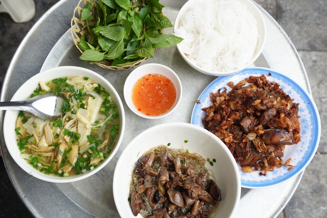 Ngan cháy tỏi hàng Lược, nơi món ăn nổi tiếng ra đời bởi bà mẹ nội trợ - Ảnh 8. Ngan cháy tỏi hàng Lược, nơi món ăn nổi tiếng ra đời bởi bà mẹ nội trợ - Ảnh 8.
