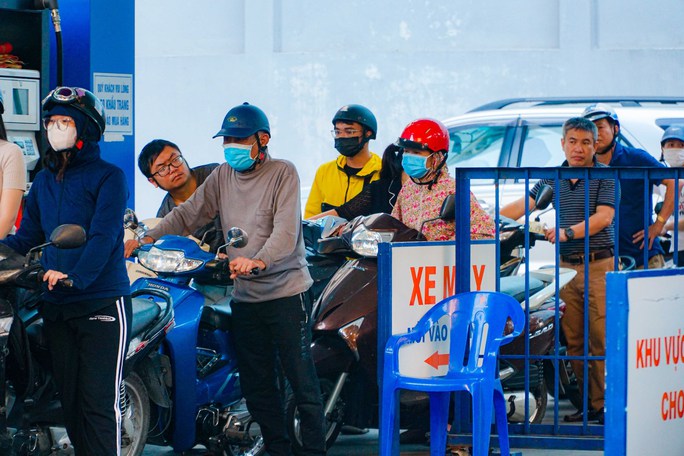 Khát xăng, cửa hàng bán cầm chừng hoặc đóng cửa, xuất hiện cây xăng tự phát trên vỉa hè - Ảnh 9.