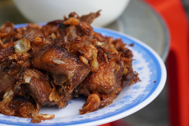 Ngan cháy tỏi hàng Lược, nơi món ăn nổi tiếng ra đời bởi bà mẹ nội trợ - Ảnh 6. Ngan cháy tỏi hàng Lược, nơi món ăn nổi tiếng ra đời bởi bà mẹ nội trợ - Ảnh 6.