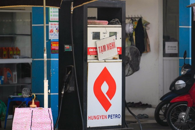 Khát xăng, cửa hàng bán cầm chừng hoặc đóng cửa, xuất hiện cây xăng tự phát trên vỉa hè - Ảnh 5.