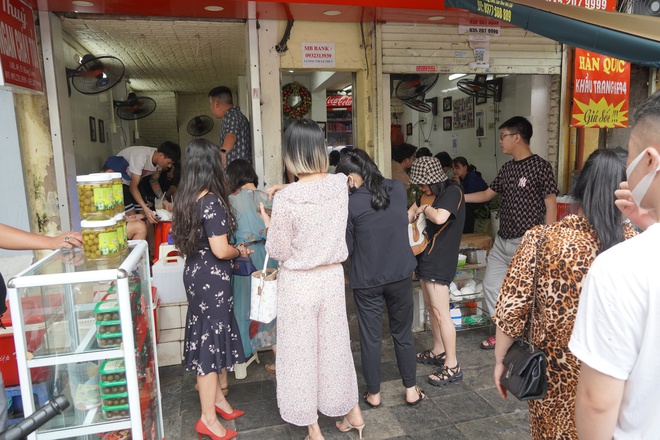 Ngan cháy tỏi hàng Lược, nơi món ăn nổi tiếng ra đời bởi bà mẹ nội trợ - Ảnh 3. Ngan cháy tỏi hàng Lược, nơi món ăn nổi tiếng ra đời bởi bà mẹ nội trợ - Ảnh 3.