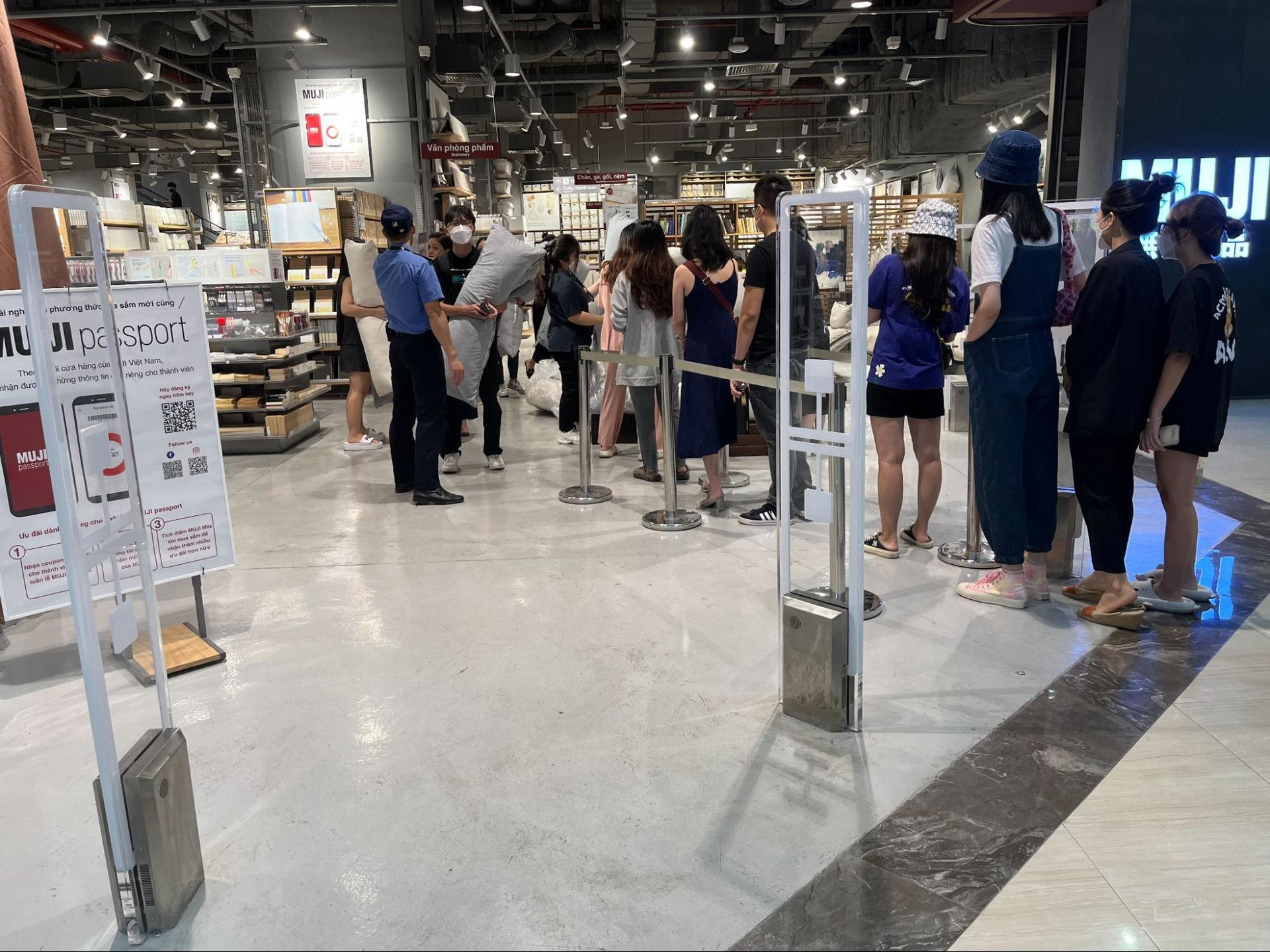 Giải mã sức hút chiếc gối ôm đang được giới trẻ săn đón: “Cháy hàng” chỉ sau 10 phút bày bán, muốn mua được phải xếp hàng từ sớm - Ảnh 4.