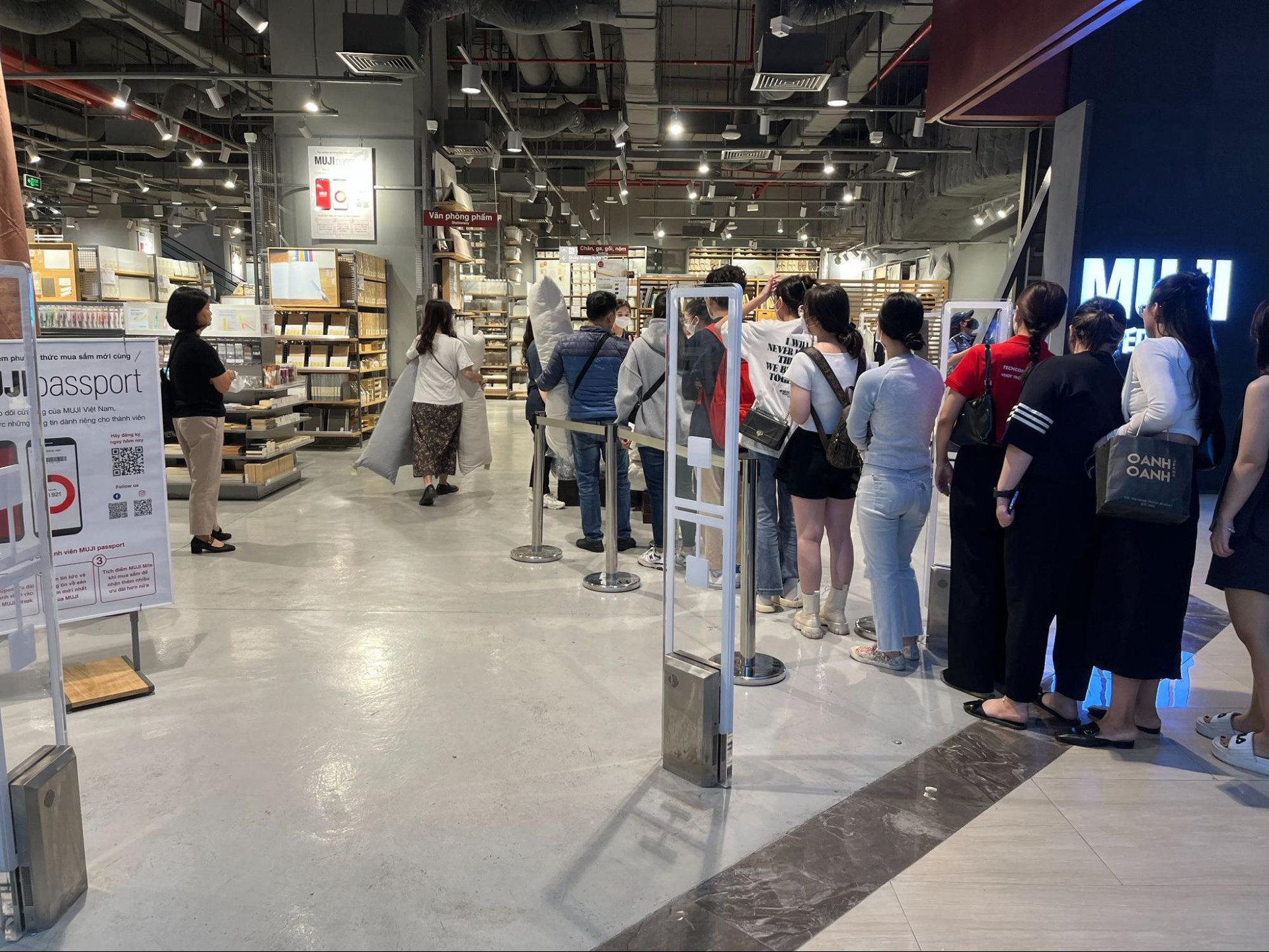 Giải mã sức hút chiếc gối ôm đang được giới trẻ săn đón: “Cháy hàng” chỉ sau 10 phút bày bán, muốn mua được phải xếp hàng từ sớm - Ảnh 3.