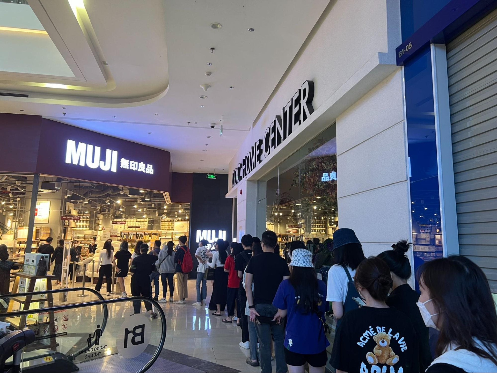 Giải mã sức hút chiếc gối ôm đang được giới trẻ săn đón: “Cháy hàng” chỉ sau 10 phút bày bán, muốn mua được phải xếp hàng từ sớm - Ảnh 2.