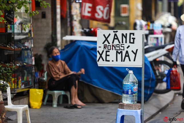 Hà Nội quyết dẹp cây xăng di động bán vỉa hè - Ảnh 1.