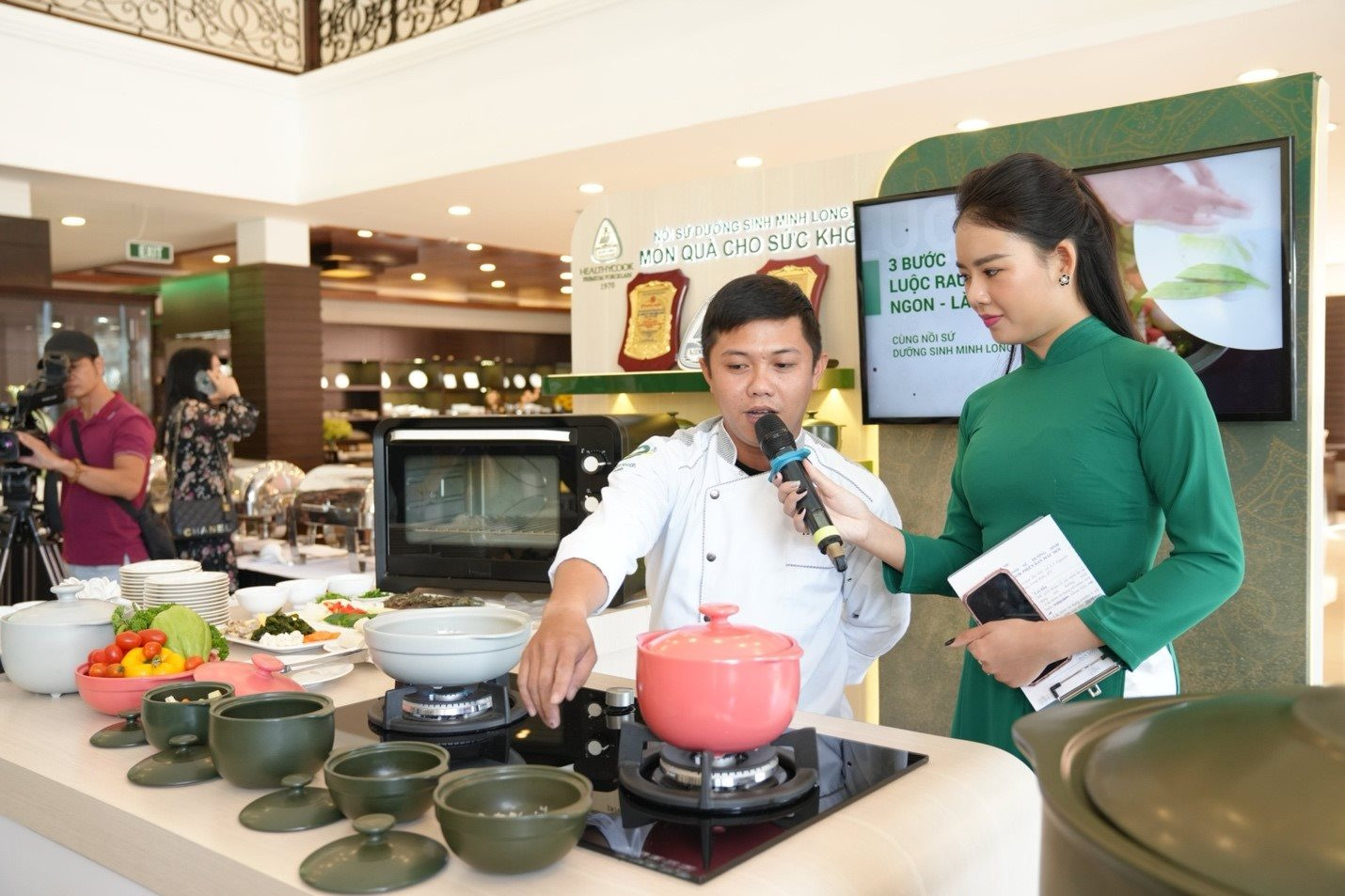 Cách Minh Long trẻ hóa nồi sứ dưỡng sinh sau 5 năm ra mắt - Ảnh 1. Cách Minh Long trẻ hóa nồi sứ dưỡng sinh sau 5 năm ra mắt - Ảnh 1.