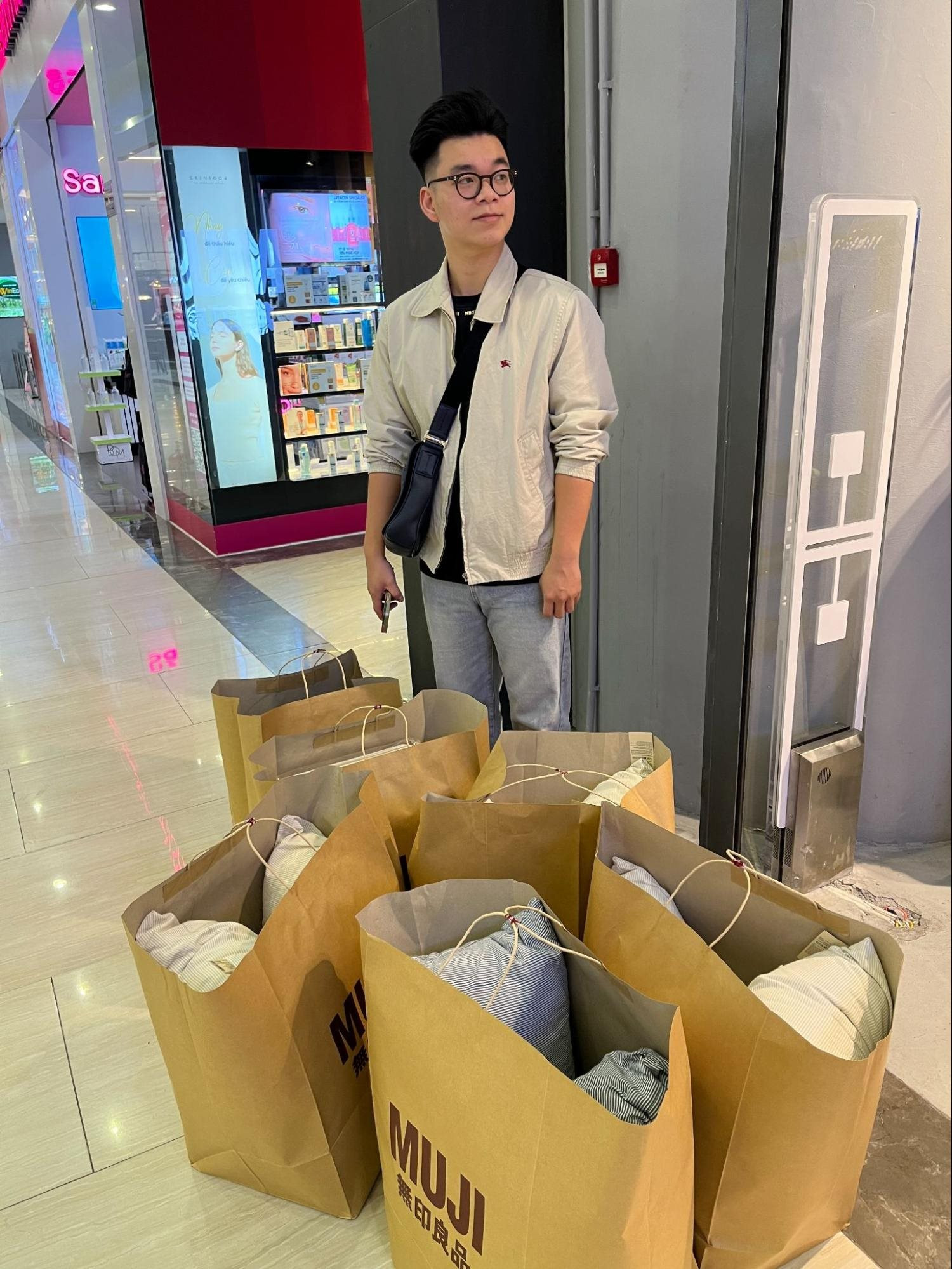 Giải mã sức hút chiếc gối ôm đang được giới trẻ săn đón: “Cháy hàng” chỉ sau 10 phút bày bán, muốn mua được phải xếp hàng từ sớm - Ảnh 7.