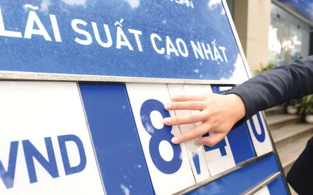 Cảnh báo rủi ro việc ngân hàng thu hút tiền gửi bằng lãi suất - Ảnh 1. Cảnh báo rủi ro việc ngân hàng thu hút tiền gửi bằng lãi suất - Ảnh 1.