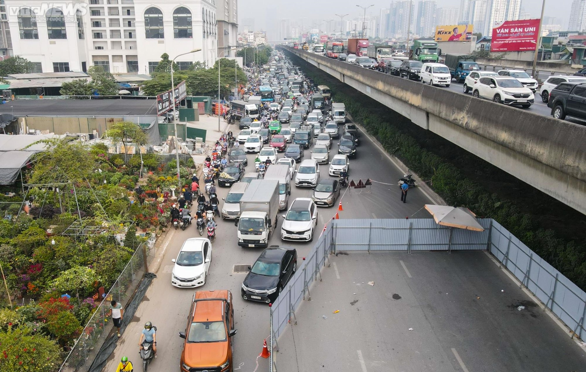 Lô cốt công trình chắn 2/3 lòng đường Hà Nội, dân ngám ngẩm chịu cảnh ùn tắc - Ảnh 2.