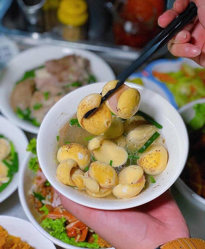 TP.HCM: Loạt món ăn tuy cũ nhưng có nguyên liệu độc nhất vô nhị khiến nhiều người mê mẩn - Ảnh 4.